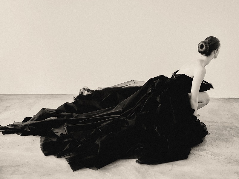 Between Presence and Veil