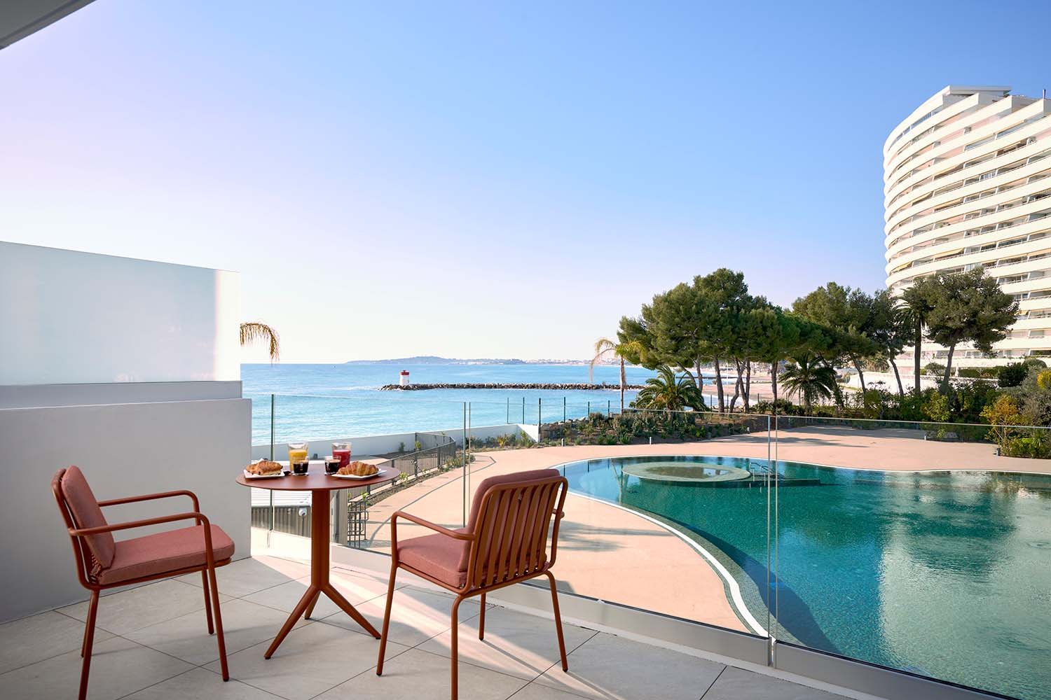 A RIVIERA OBSERVATORY WHERE THE HORIZON TAKES OVER 2