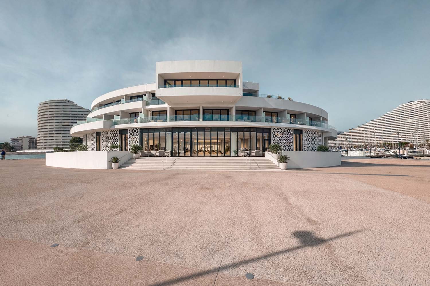 A RIVIERA OBSERVATORY WHERE THE HORIZON TAKES OVER 1