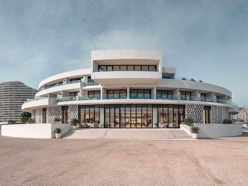 A RIVIERA OBSERVATORY WHERE THE HORIZON TAKES OVER